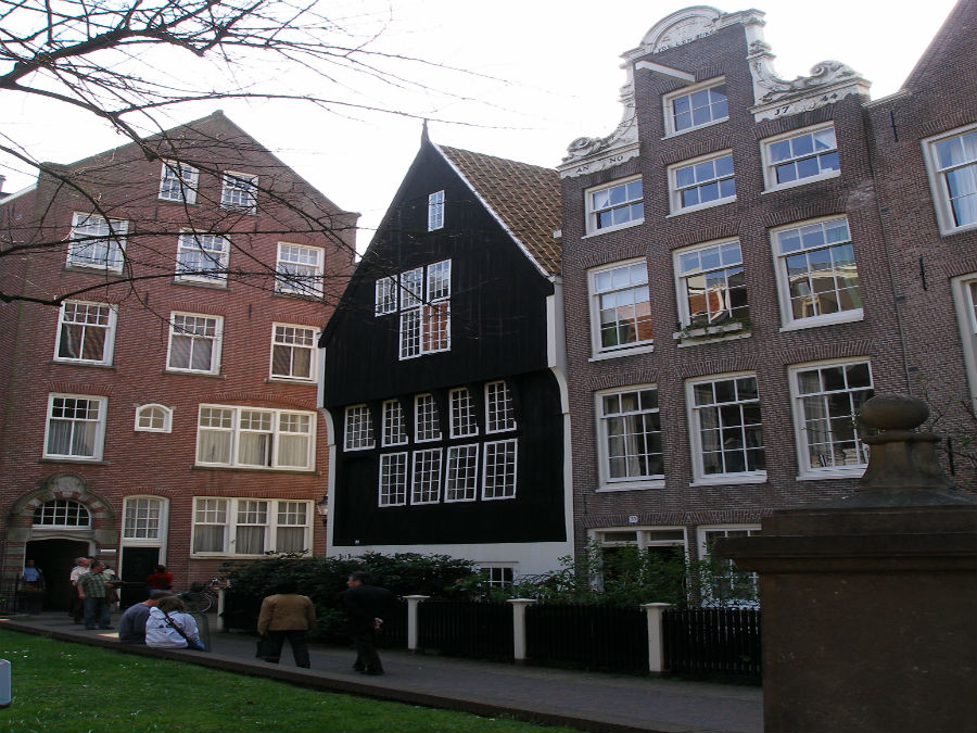 Houten Huis (Casa escura). Fonte: https://smukkecirsten.wordpress.com/2014/06/19/amsterdam-the-city-of-monuments/