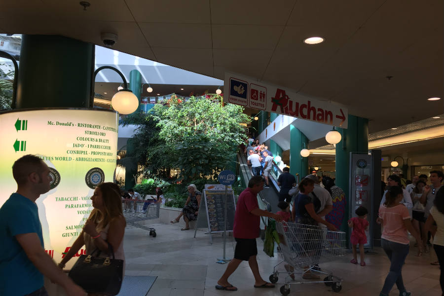 Interior centro comercial Auchan