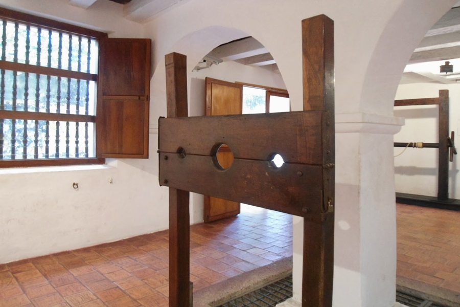 Instrumento de tortura no interior do museu