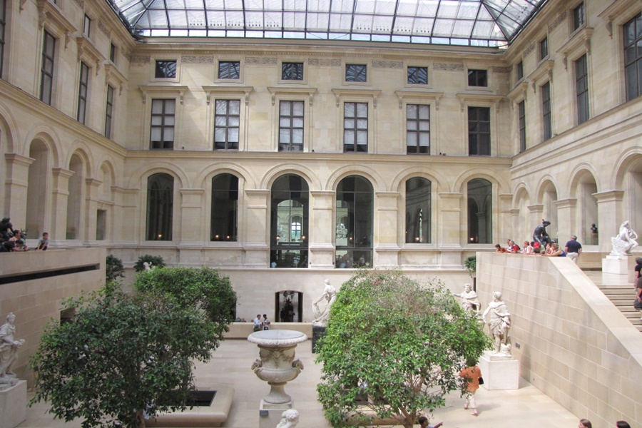 Louvre - interior do museu.