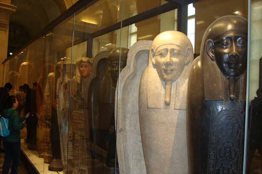 Antiguidades Egípcias -s Sarcófagos decorados.