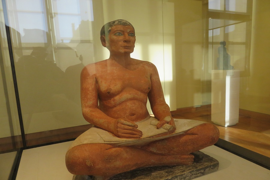 Estátua do Escriba sentado. Feita entre 2620-2350 AC no Egito.